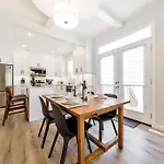 Modern Nordic Escape, 3Br Near Wem & Dt, Aircon & Fireplace, Wifi, Sleeps 6!