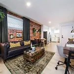 Luxe New York Style Bsmt Suite, Near Dt & Wem, King Bed, Wifi