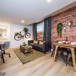 Luxe New York Style Bsmt Suite, Near Dt & Wem, King Bed, Wifi