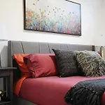 Stylish Retreat With King Bed, Long Stays, Wem, Disney+