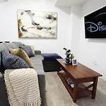 Stylish Retreat With King Bed, Long Stays, Wem, Disney+