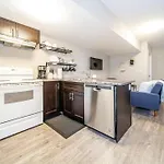 Bright Modern Suite - Netflix - Wifi - Long Stays
