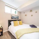 Bright Modern Suite - Netflix - Wifi - Long Stays
