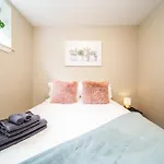 Bright Modern Suite - Netflix - Wifi - Long Stays