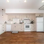 Industrial Romantic U/G Parking 5 Min To Dtn!
