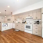 Industrial Romantic U/G Parking 5 Min To Dtn!