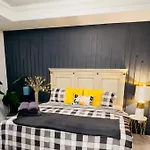 M19 Stylish Modern Downtown Home