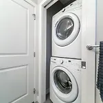 Executive Home - Long Stays Welcome - Garage Parking - Free Wifi & Netflix