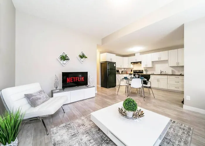 Bright Modern Suite, King Bed, Garage, Wifi!