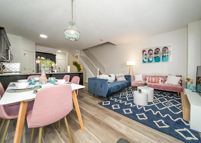 Mediterranean Retreat - King Bed - Fireplace - Jacuzzi - Fast Wi-Fi - Games Room - Free Parking & Netflix