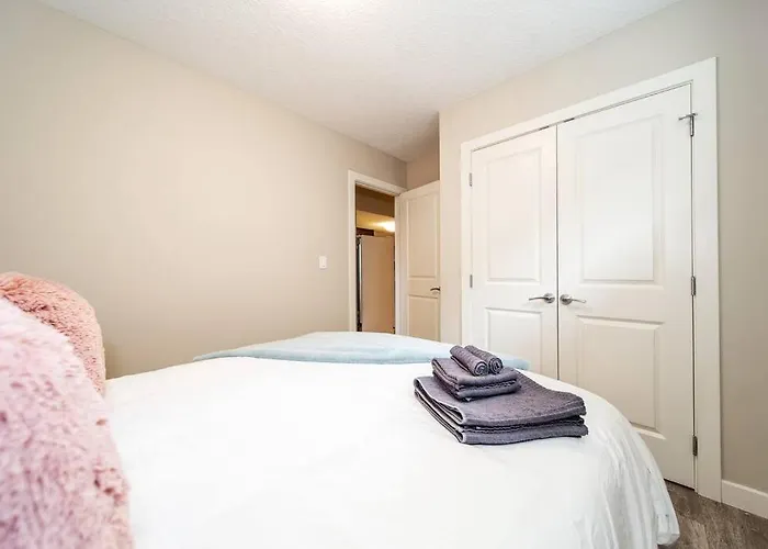 Bright Modern Suite - Netflix - Wifi - Long Stays