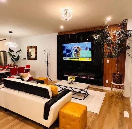 M19 Stylish Modern Downtown Home