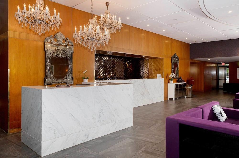 Hotel Sandman Signature Downtown 4*