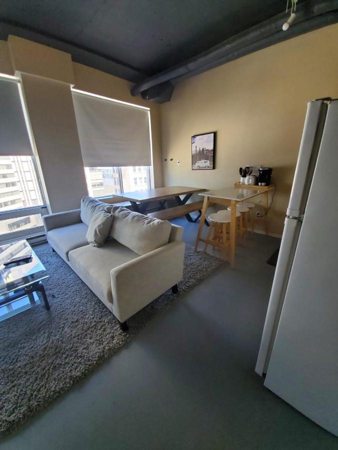 Modern Downtown Loft Near Rogers Place,shaw Conf Apartment *