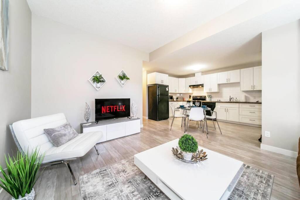 Bright Modern Suite, King Bed, Garage, Wifi! Villa