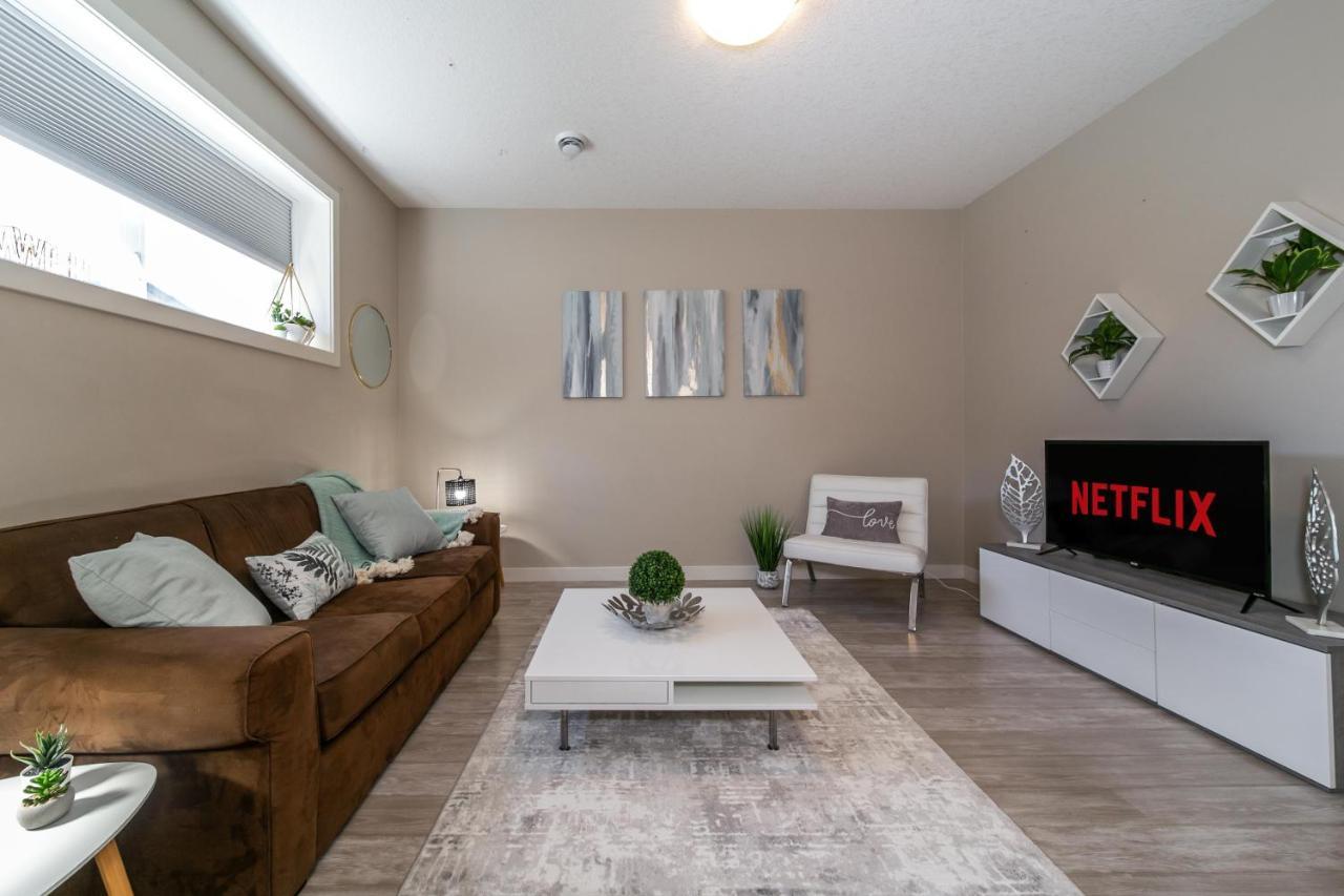 Bright Modern Suite, King Bed, Garage, Wifi! * Edmonton