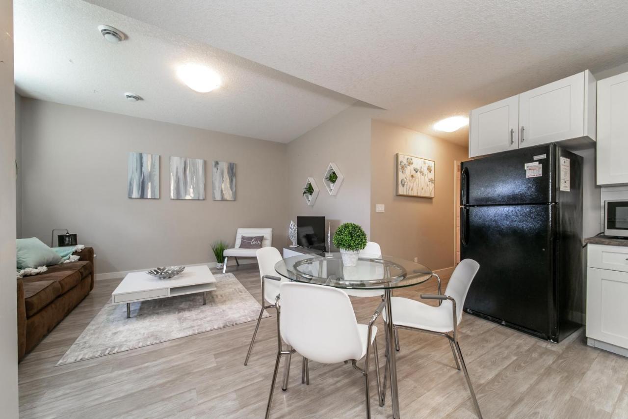 Bright Modern Suite, King Bed, Garage, Wifi! *