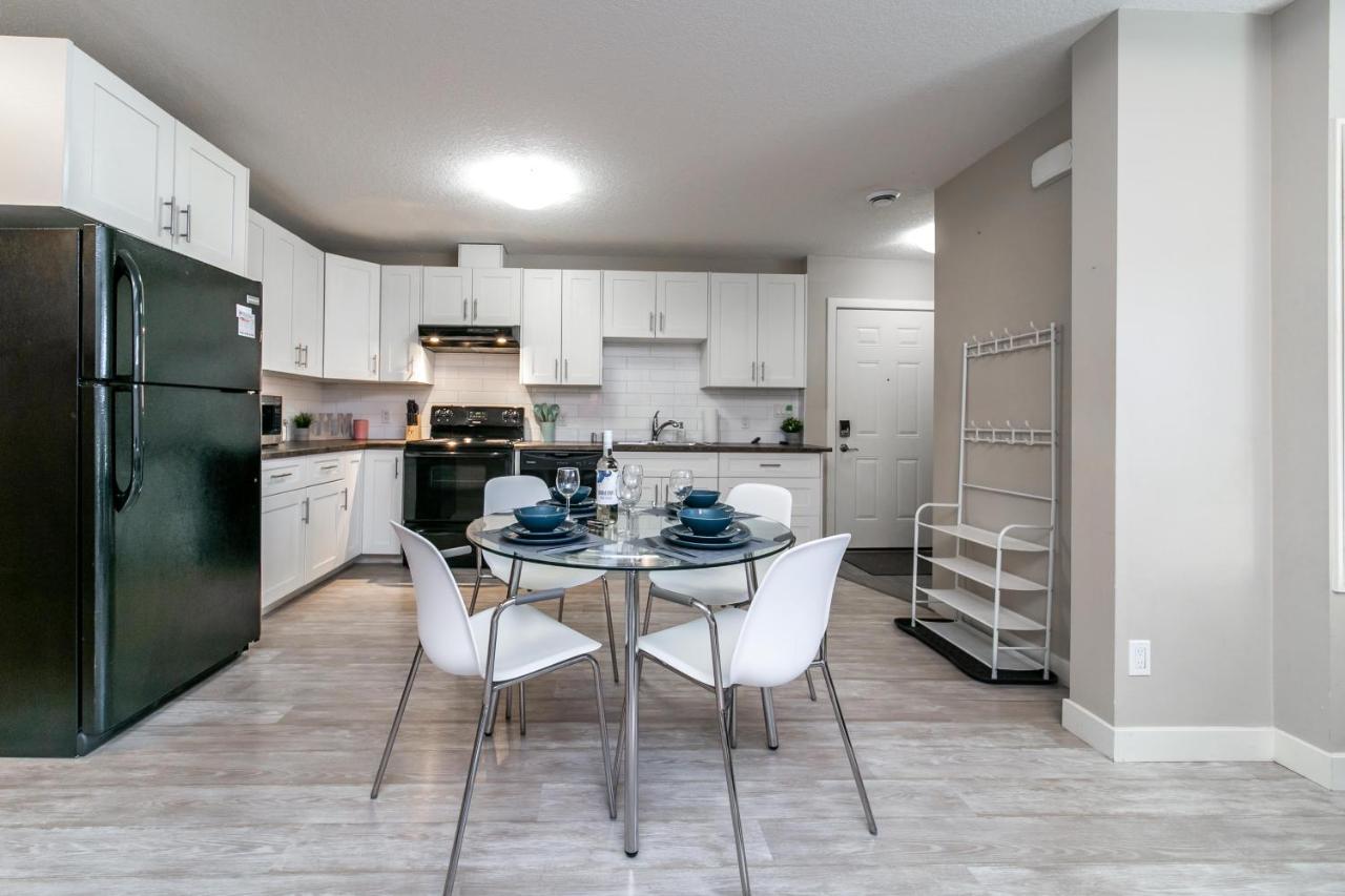 Villa Bright Modern Suite, King Bed, Garage, Wifi! Edmonton