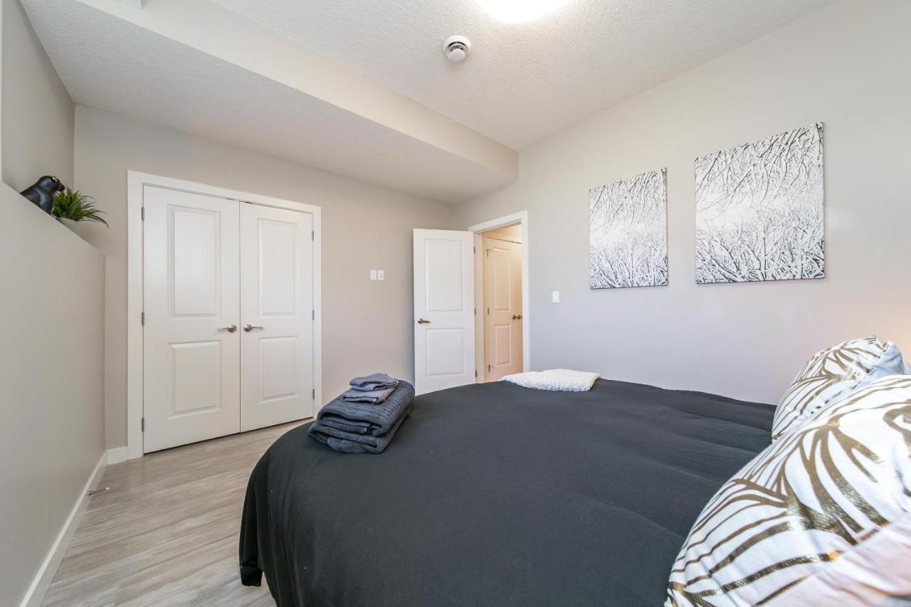 Villa Bright Modern Suite, King Bed, Garage, Wifi! Edmonton
