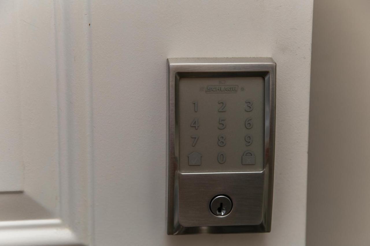 Villa Bright Modern Suite, King Bed, Garage, Wifi! Edmonton