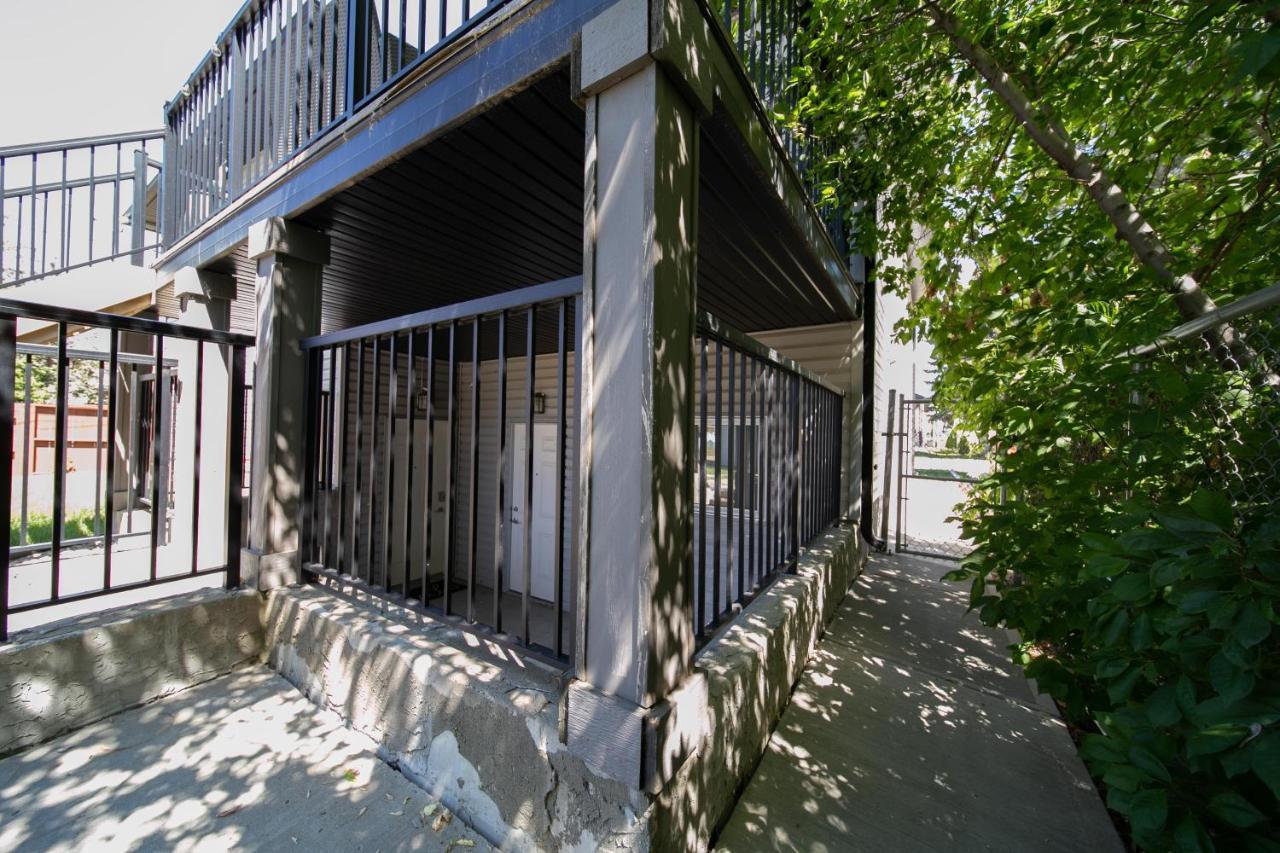 Bright Modern Suite, King Bed, Garage, Wifi!