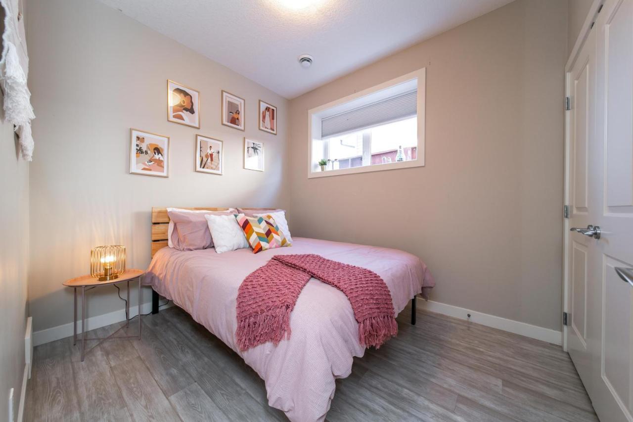 Bright Modern Suite, King Bed, Garage, Wifi! *
