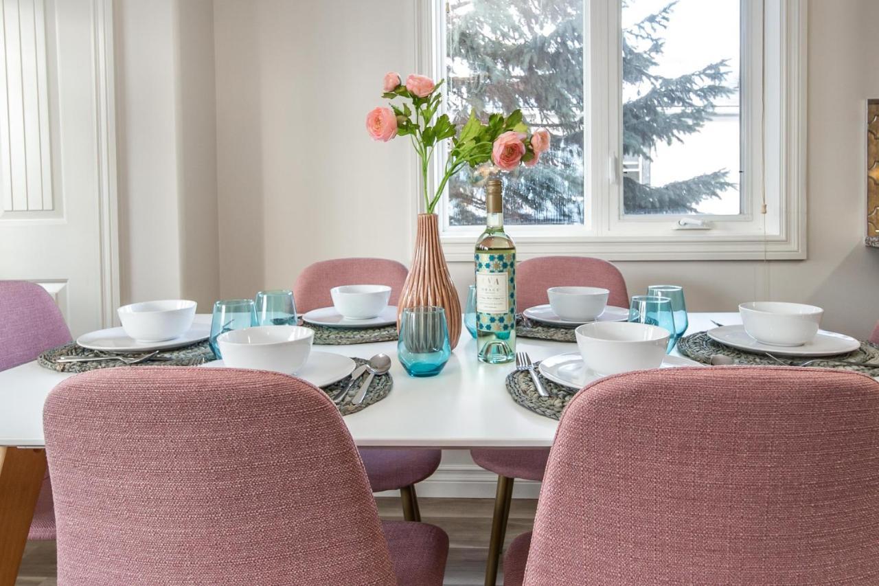 Mediterranean Oasis: King With Jacuzzi & Entertainment * Edmonton