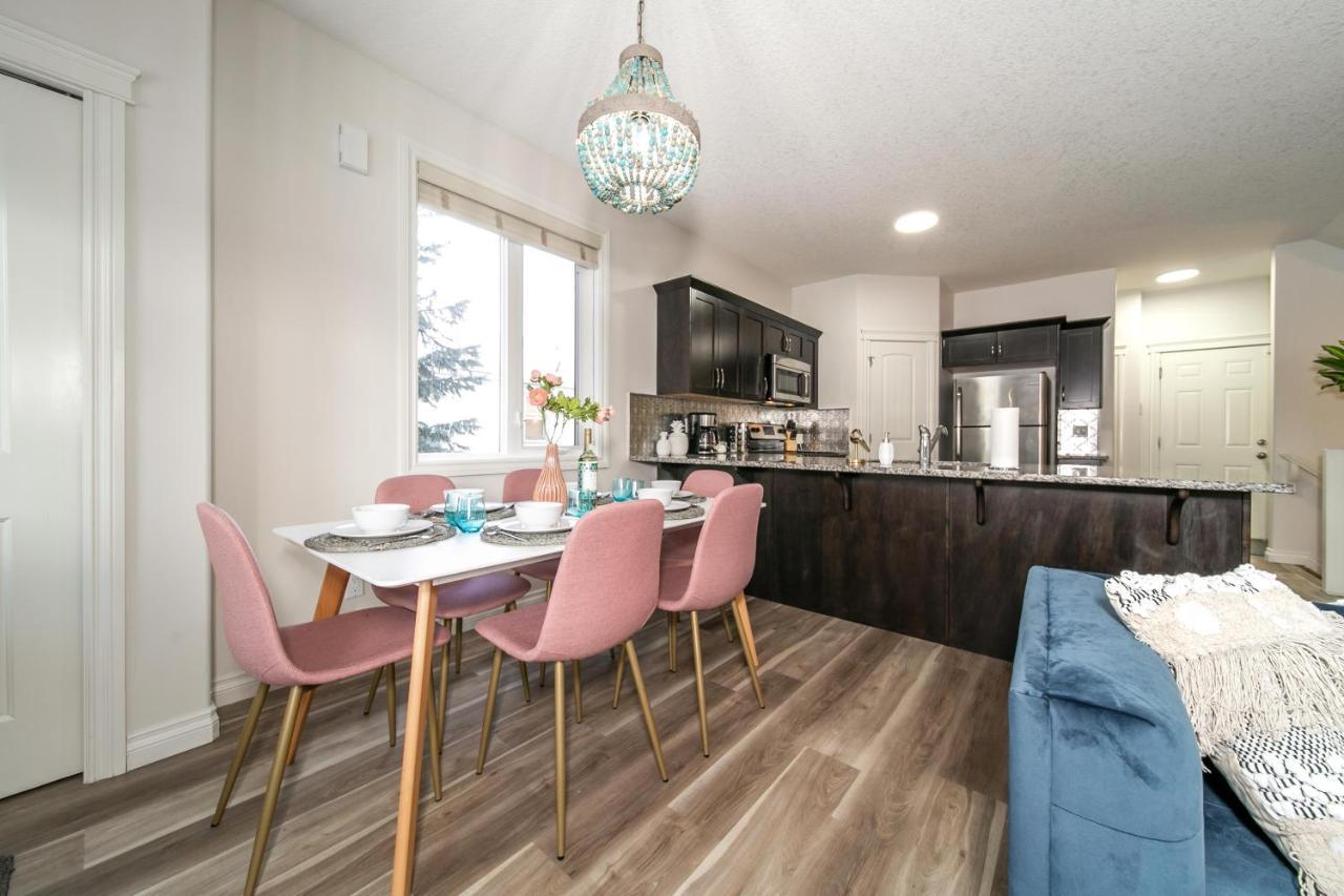 Mediterranean Oasis: King With Jacuzzi & Entertainment Holiday home Edmonton