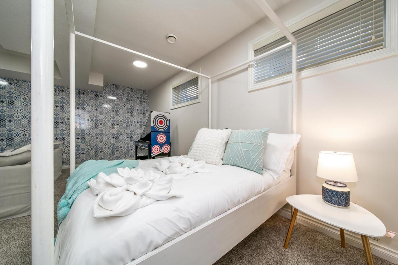 Mediterranean Oasis: King With Jacuzzi & Entertainment Holiday home Edmonton
