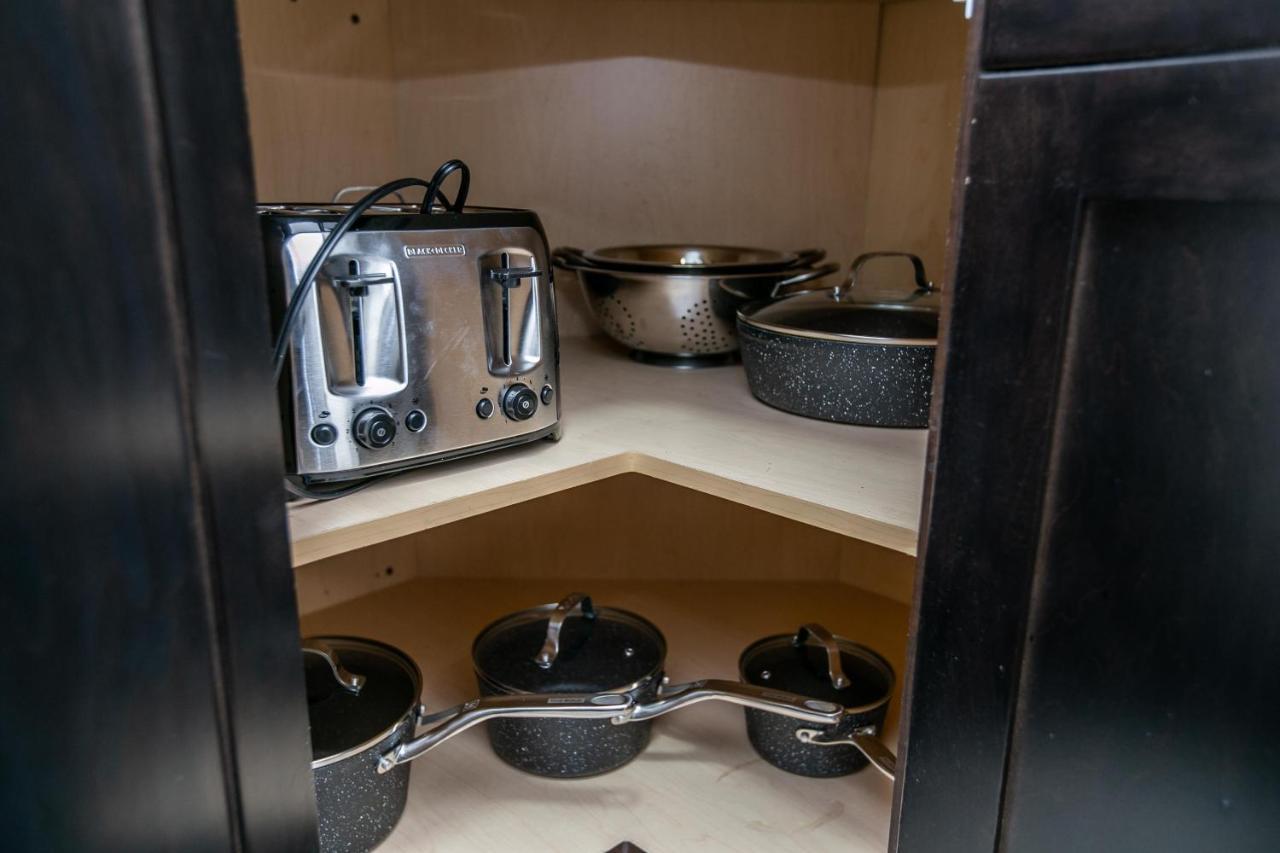 Mediterranean Oasis: King With Jacuzzi & Entertainment * Edmonton
