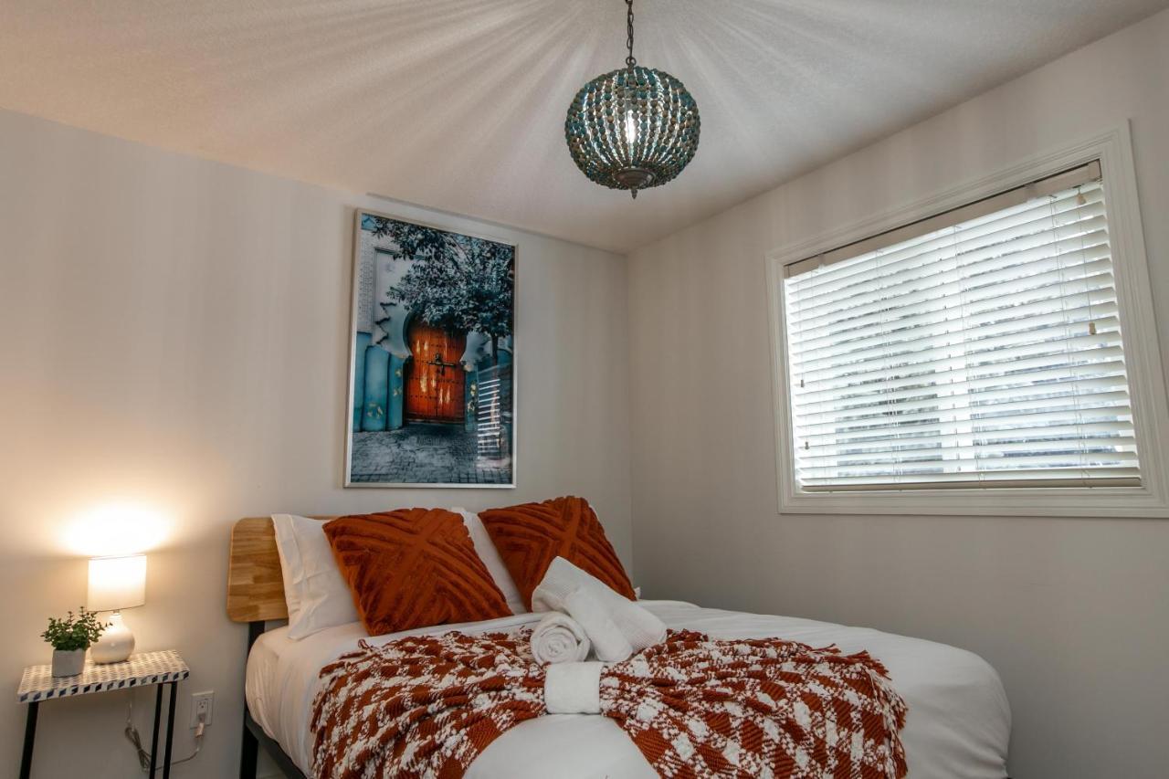 Mediterranean Oasis: King With Jacuzzi & Entertainment Holiday home Edmonton