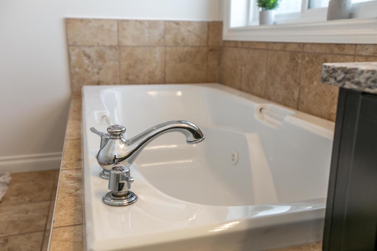Holiday home Mediterranean Oasis: King With Jacuzzi & Entertainment Edmonton
