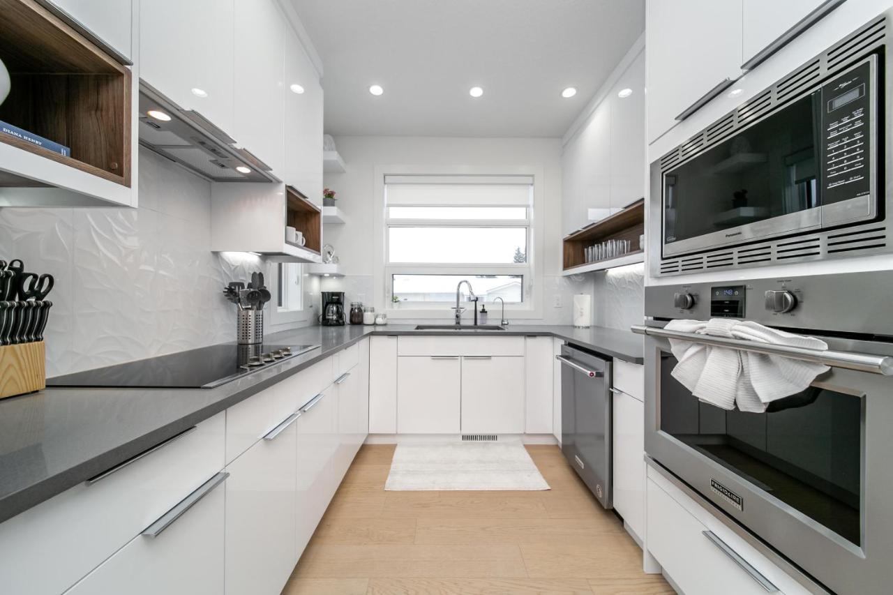 Bright Modern - King Bed - Free Parking - Fireplace - Fast Wi-fi - Free Netflix Holiday home Edmonton