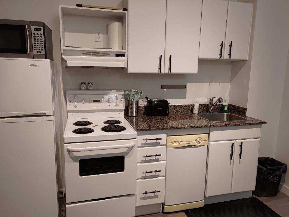 Modern Downtown Loft Near Rogers Place,shaw Conf Apartment