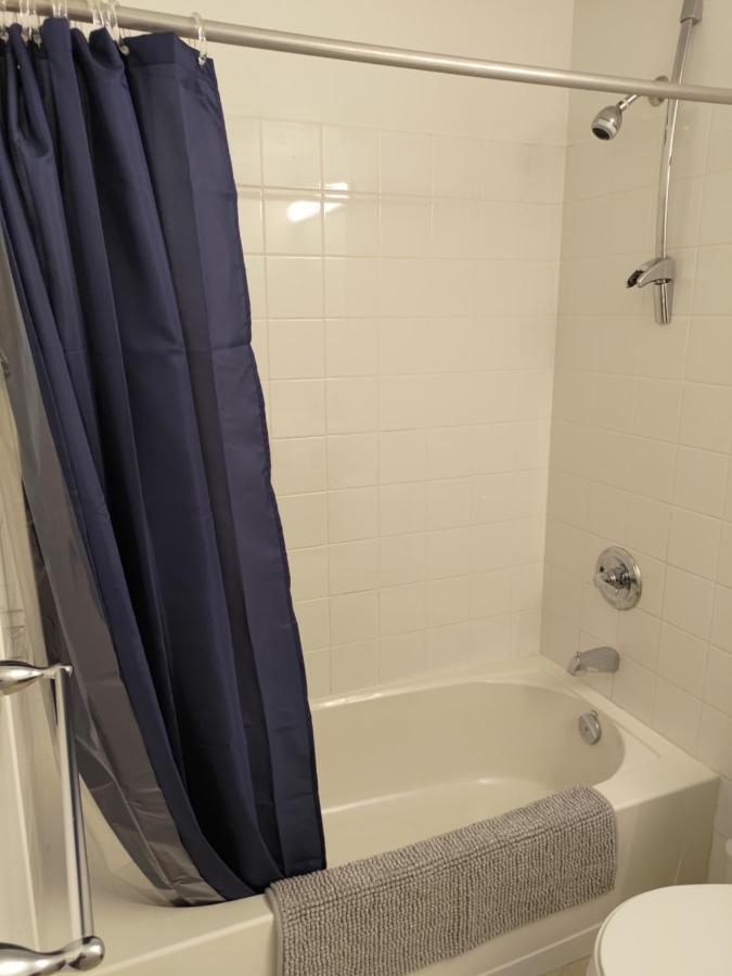 Modern Downtown Loft Near Rogers Place,shaw Conf Apartment *