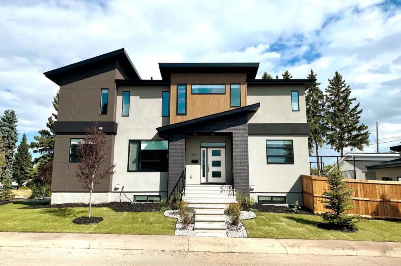 Holiday home Bright Modern - King Bed - Free Parking - Fireplace - Fast Wi-fi - Free Netflix Edmonton
