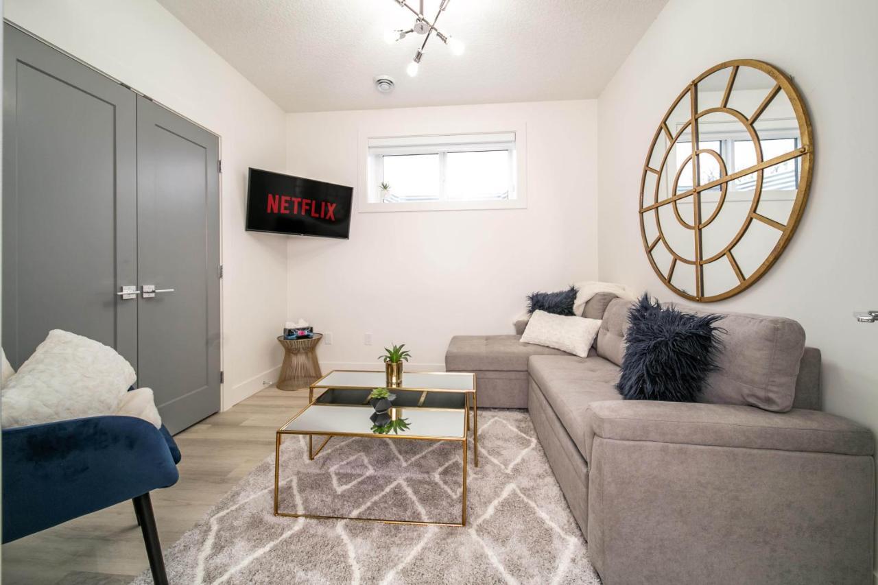 Holiday home Bright Modern - King Bed - Free Parking - Fireplace - Fast Wi-fi - Free Netflix