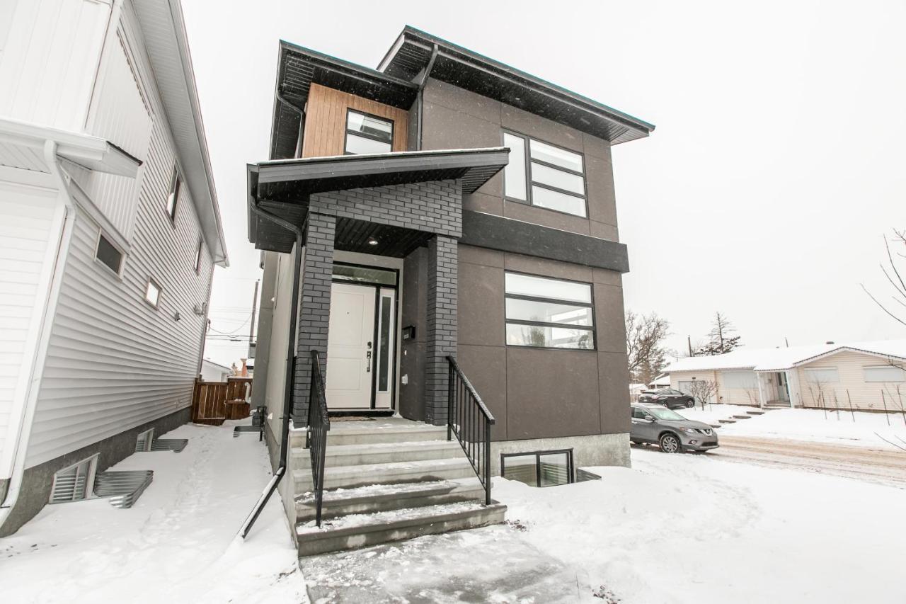 Bright Modern - King Bed - Free Parking - Fireplace - Fast Wi-fi - Free Netflix Holiday home *