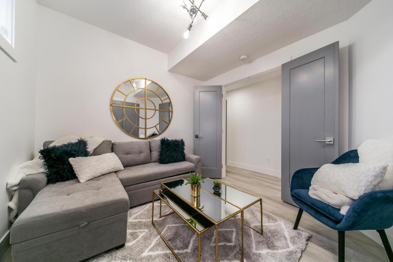 Bright Modern - King Bed - Free Parking - Fireplace - Fast Wi-fi - Free Netflix Holiday home Edmonton