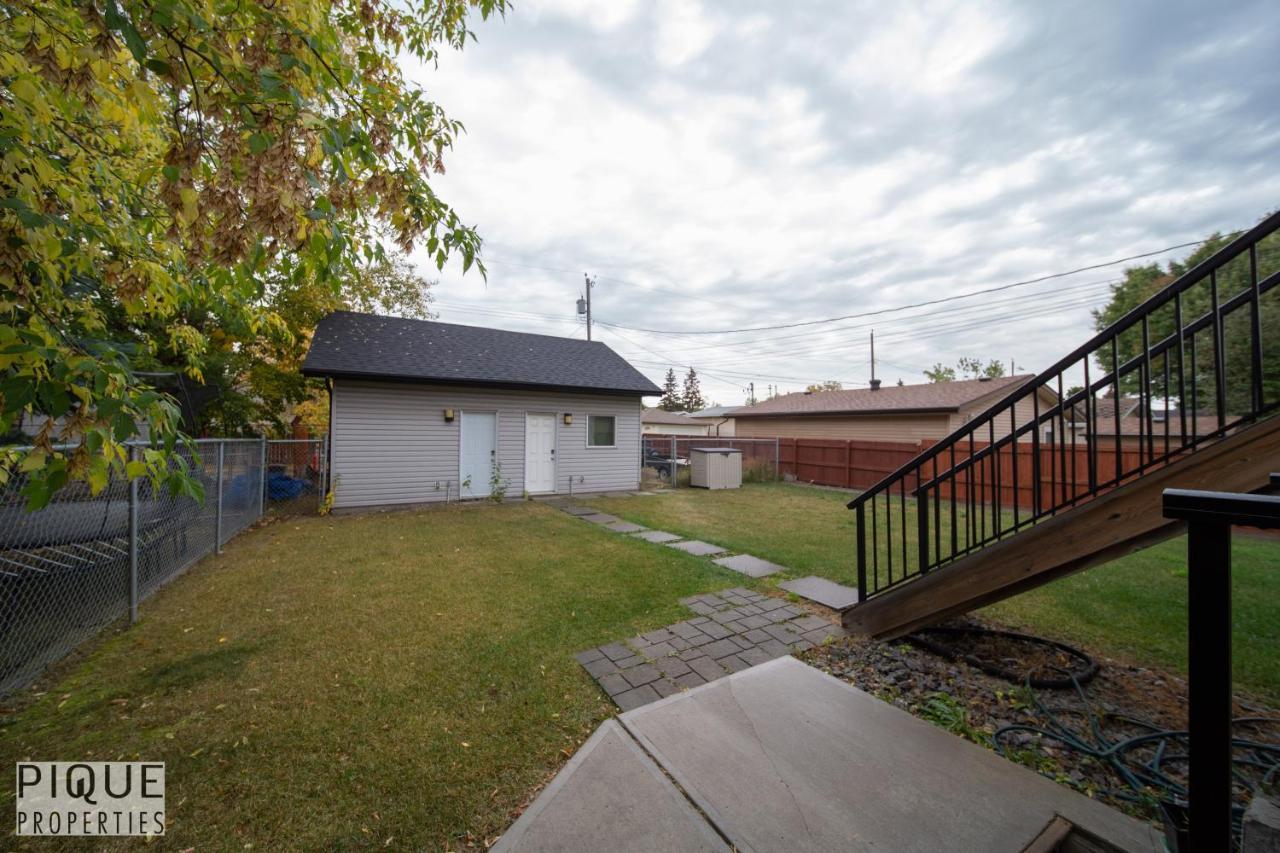 Executive - Long Welcome - Garage Parking - Free Wifi & Netflix Holiday home Edmonton