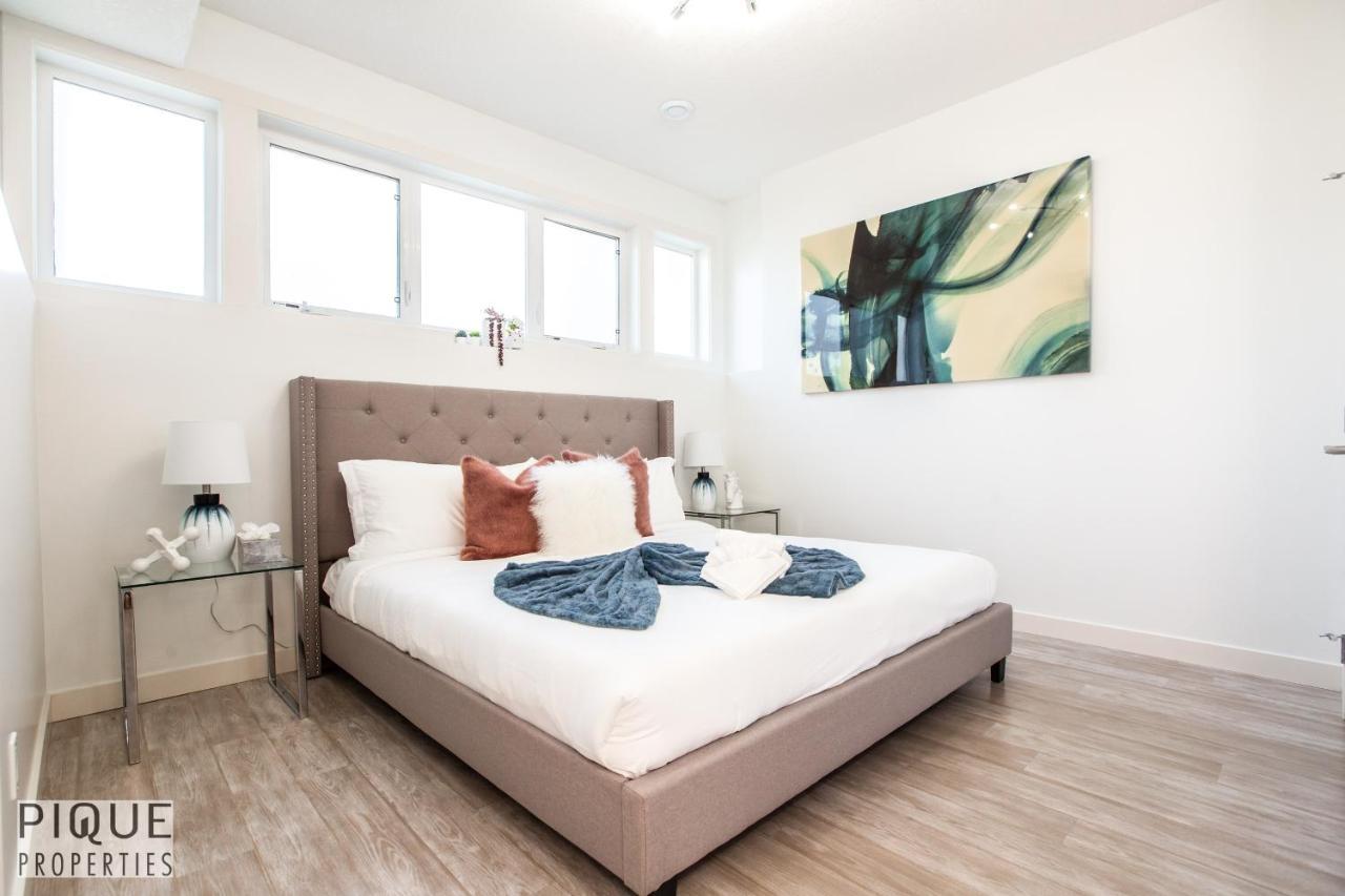 Executive - Long Welcome - Garage Parking - Free Wifi & Netflix Holiday home Edmonton