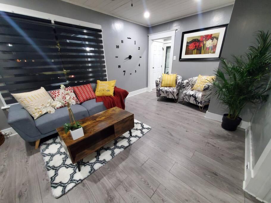 Apartment Private & Comfortable Full House Near Royal Alexandra Hospital Stadium Downtown & Mall Access Edmonton