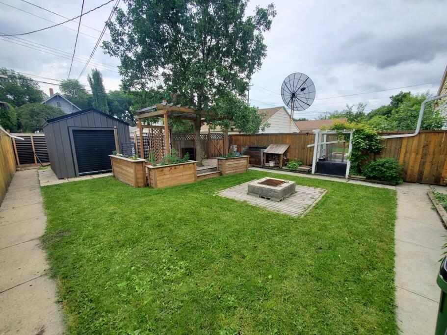 Private & Comfortable Full House Near Royal Alexandra Hospital Stadium Downtown & Mall Access Edmonton