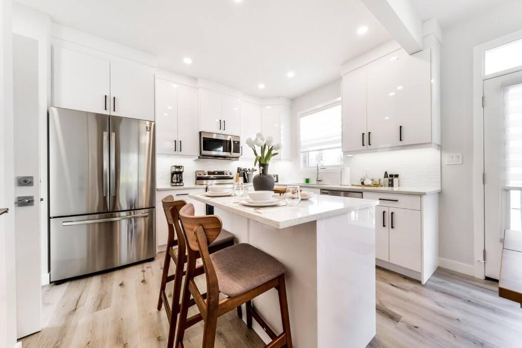 Modern Nordic Escape, 3br Near Wem & Dt, Aircon & Fireplace, Wifi, Sleeps 6! Edmonton