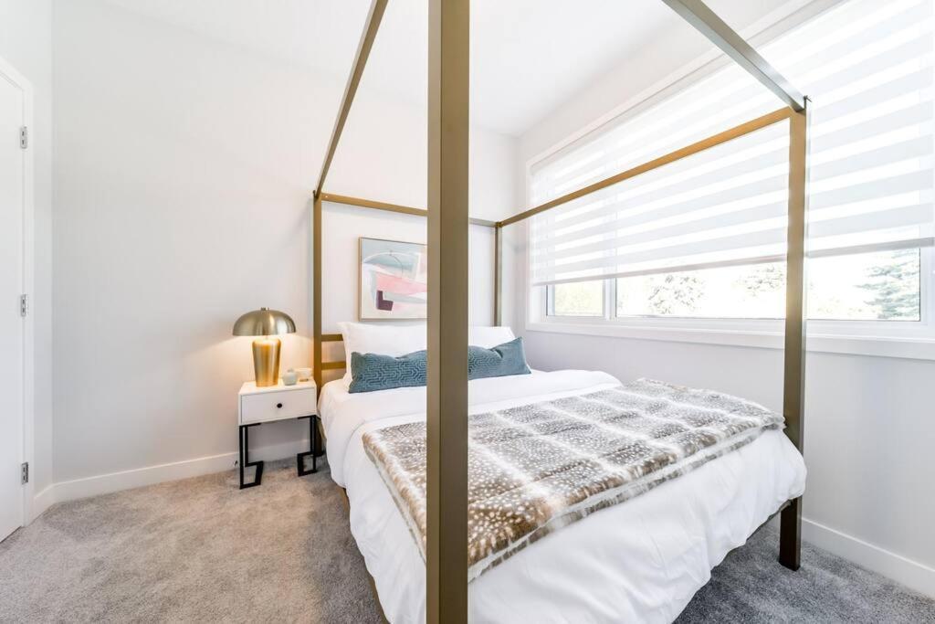 Holiday home Modern Nordic Escape, 3br Near Wem & Dt, Aircon & Fireplace, Wifi, Sleeps 6!