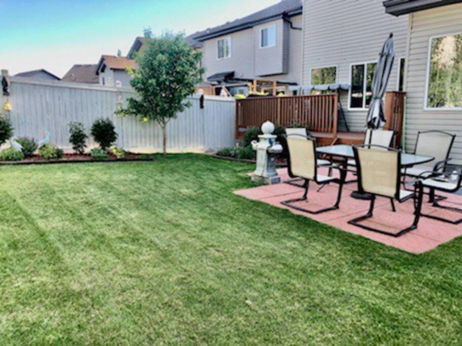 Luxury 3700 Sq/ 5 Bedroom/ Jettedtub/ 4 Fireplaces Edmonton