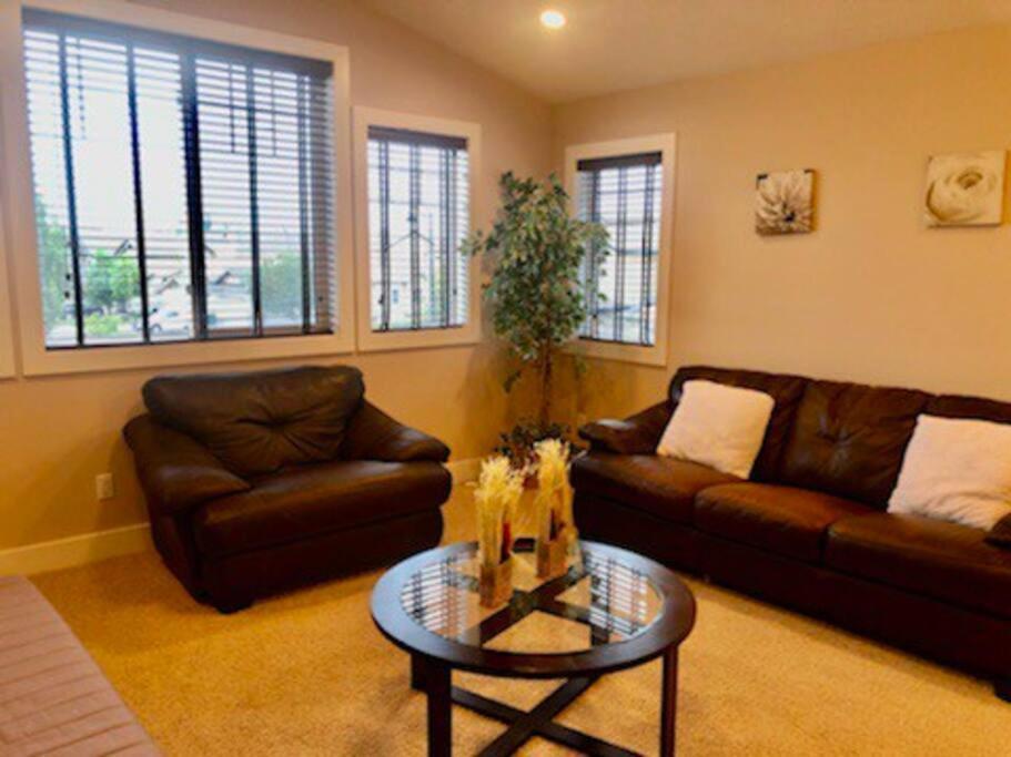 Luxury 3700 Sq/ 5 Bedroom/ Jettedtub/ 4 Fireplaces Villa