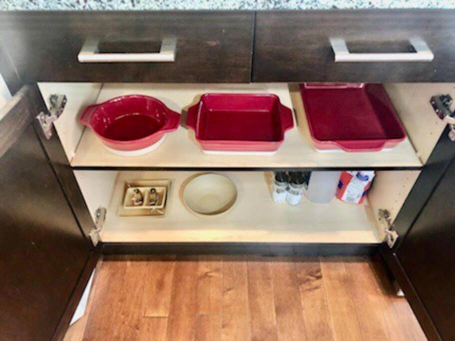 Luxury 3700 Sq/ 5 Bedroom/ Jettedtub/ 4 Fireplaces Villa Edmonton