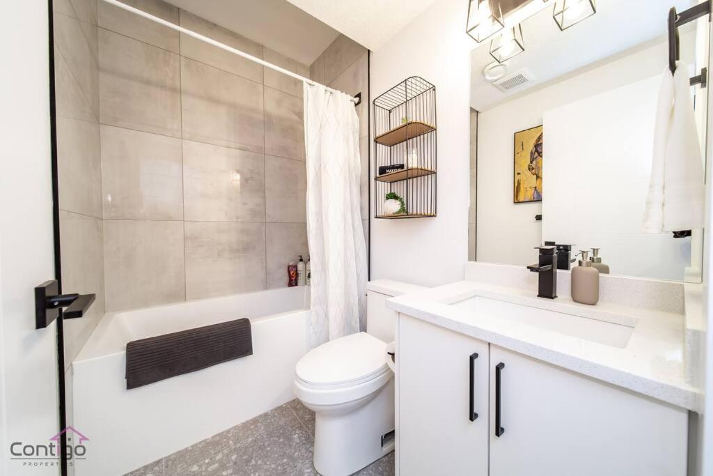 Luxe New York Style Bsmt Suite, Near Dt & Wem, King Bed, Wifi Apartment *