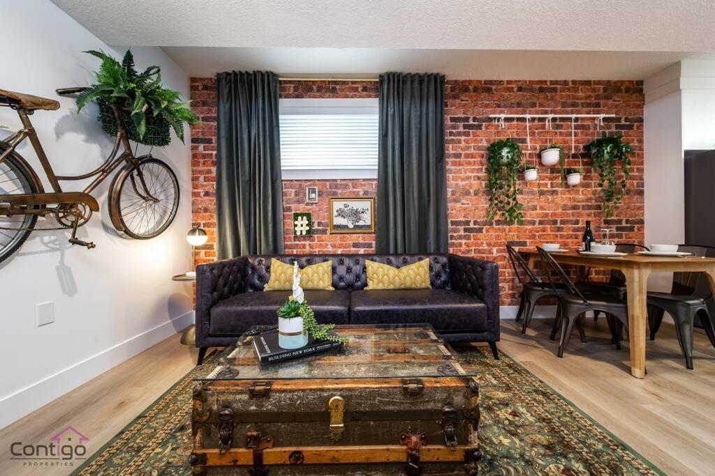 Luxe New York Style Bsmt Suite, Near Dt & Wem, King Bed, Wifi Edmonton